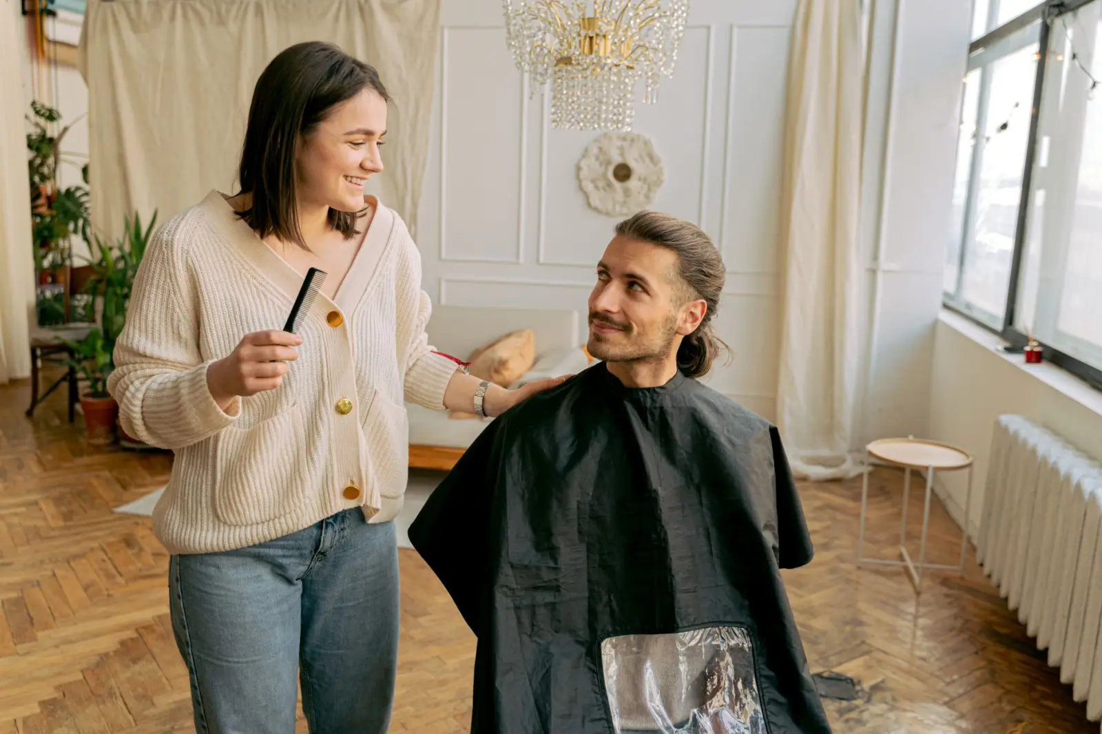Atmosferă prietenoasă de salon, coafor și client