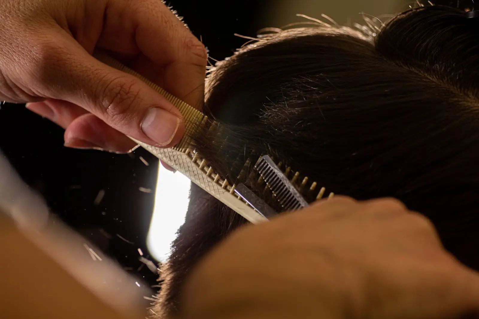 Stilizare cu foarfeca, atmosferă de salon